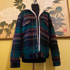 SOLD 🪷 Levi’s Men’s Vintage-Like Sherpa Trucker Plaid Jacket